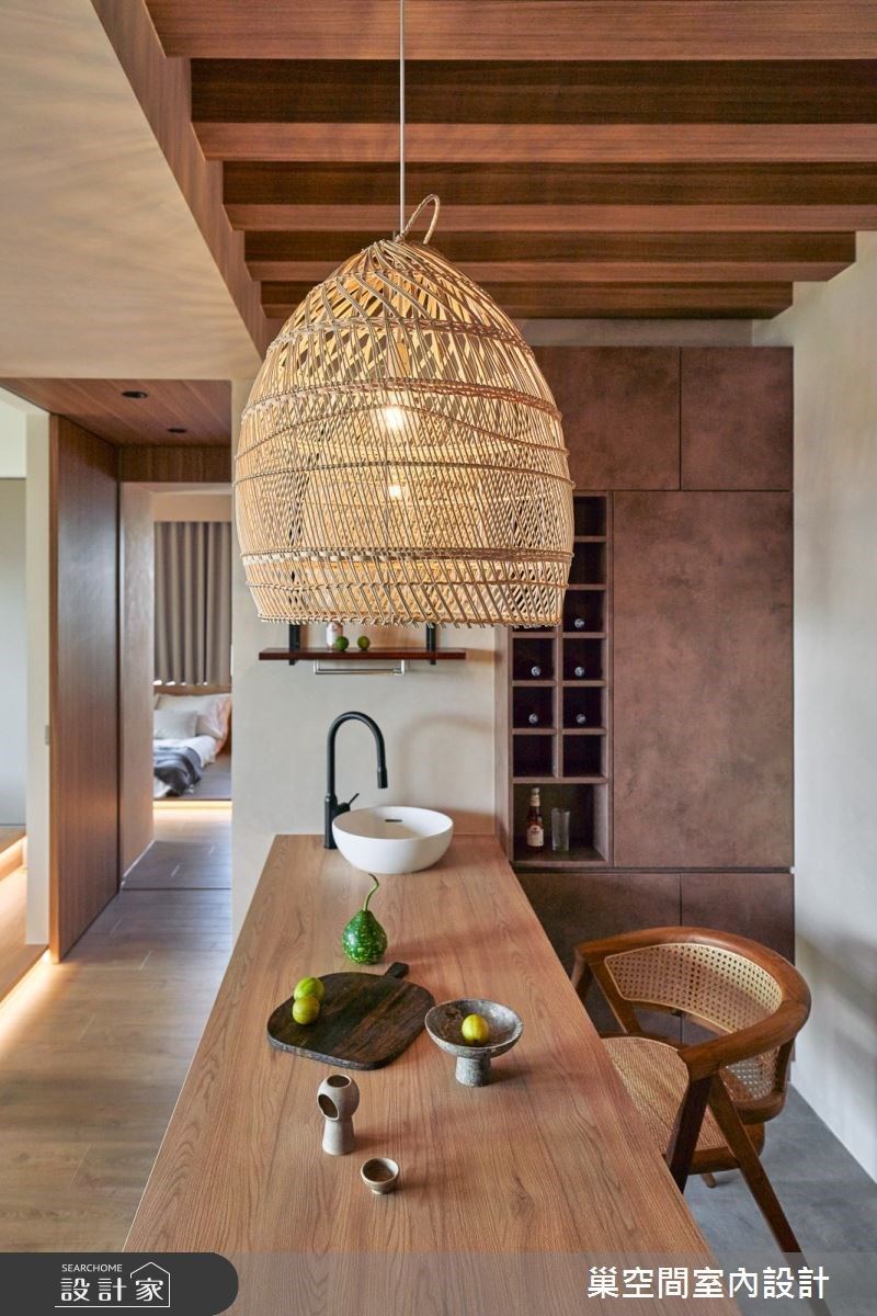 中島區特別用大量體但有穿透性質的手工藤編吊燈,既點出空間調性,也不增加餐區壓迫感。