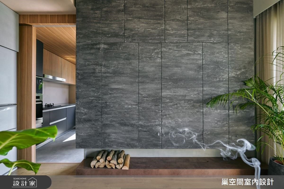 為了營造粗曠質地,仿石紋的礦物塗料應用於電視牆面使用,形塑整塊石墻的視覺感受,增加原生感,達成與自然環境融入的感覺。