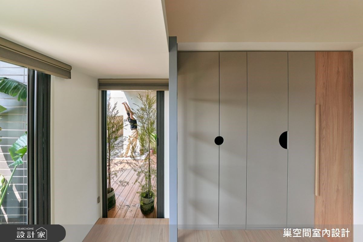 次臥室除了滿足大量的儲物空間外,兩側的窗景保留下來,保持雙向光線流動,活用空間優勢,放大空間坪效。