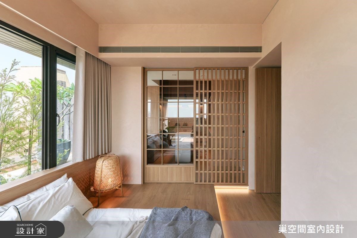 為了劃分睡眠區及更衣間,設計玻璃跟木作組合的兩種拉門,既有趣味性,也增加不同層次,富有多樣穿透性,構成人與空間的對話。