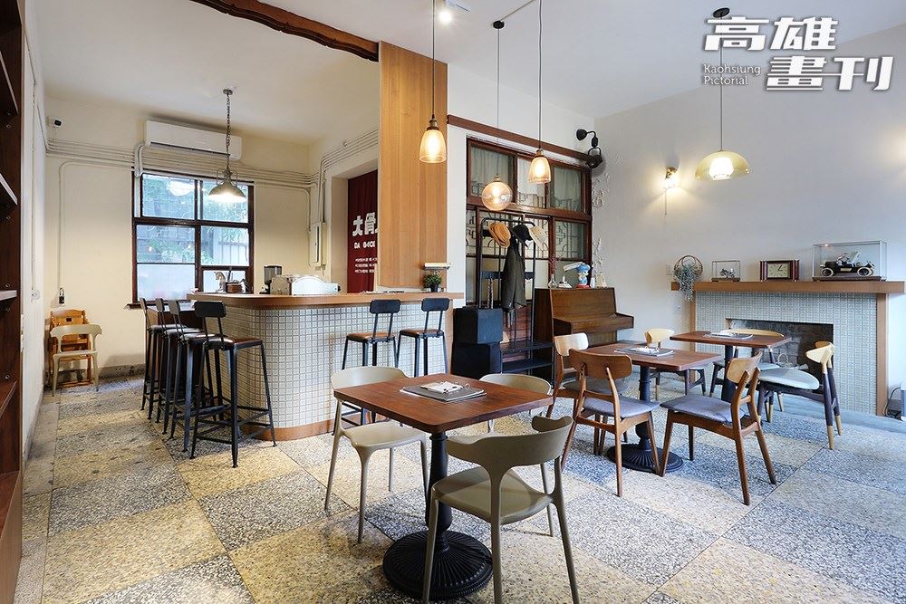 為了呼應老屋特色,室內擺放了小羊特別收藏的老件,以及屋主的舊鋼琴。(攝影/Carter)