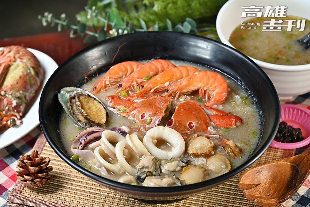 干貝、鮑魚、花枝、牡蠣、蛤蠣、蝦子外,還有隨季節出場的三點蟹或石蟳,趁著秋蟹最對時,來一碗惡魔海鮮粥,果真名不虛傳。(攝影/Carter)