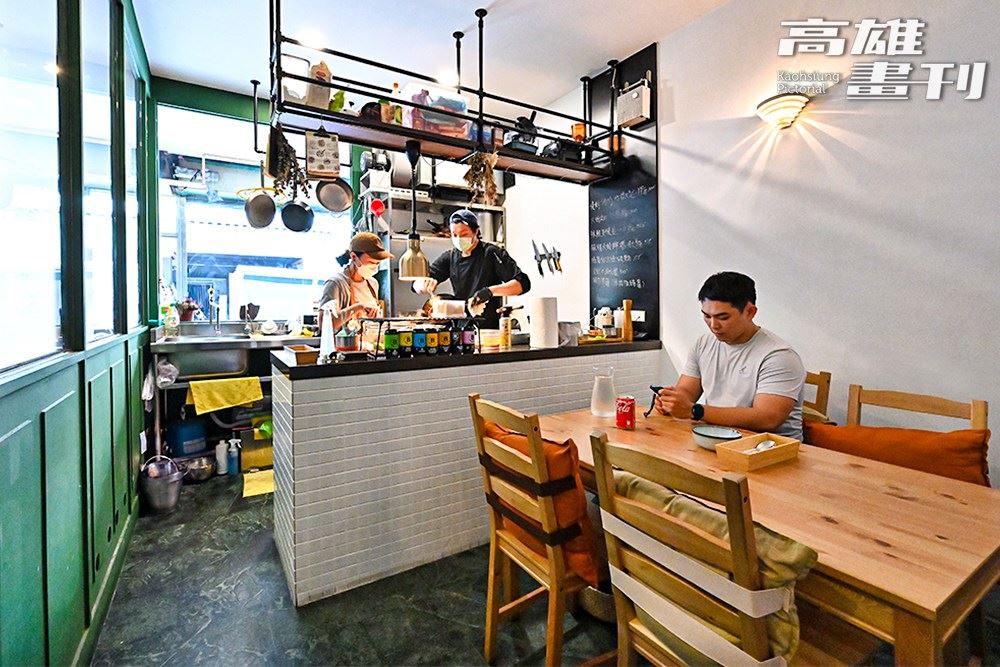僅有3張桌子、10席座位的小店空間,營造出溫馨家庭的小館子氛圍。(攝影/Carter)