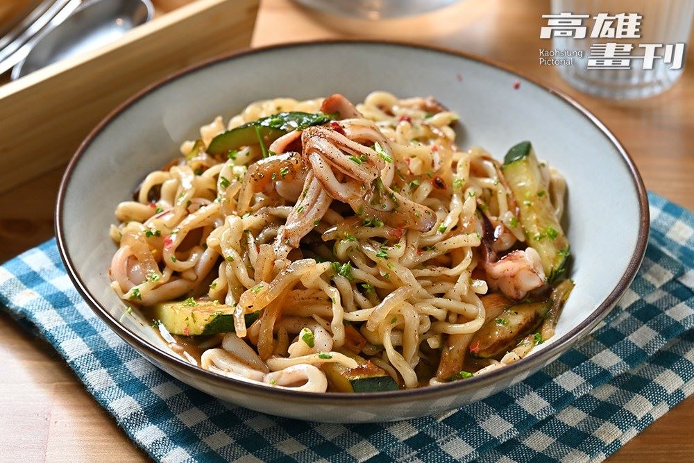 從經典臺味鱔魚意麵延伸創作出「辣鯷魚碳煎中卷麵」,把歐美、義大利常用的鯷魚高溫炒過,降低鯷魚腥味,同時也提升海鮮香氣,加上自製辣醬,是讓人一吃就愛上的創意美食。(攝影/Carter)