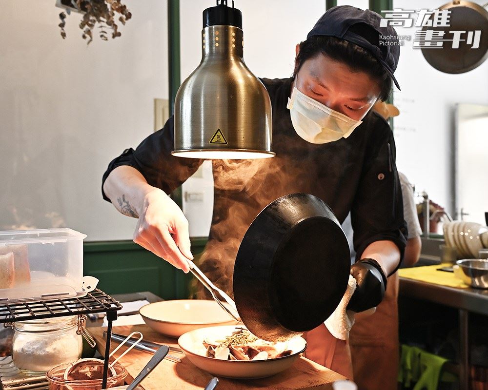 老闆小區以一人主廚打點食材料理,享受做菜樂趣。(攝影/Carter)