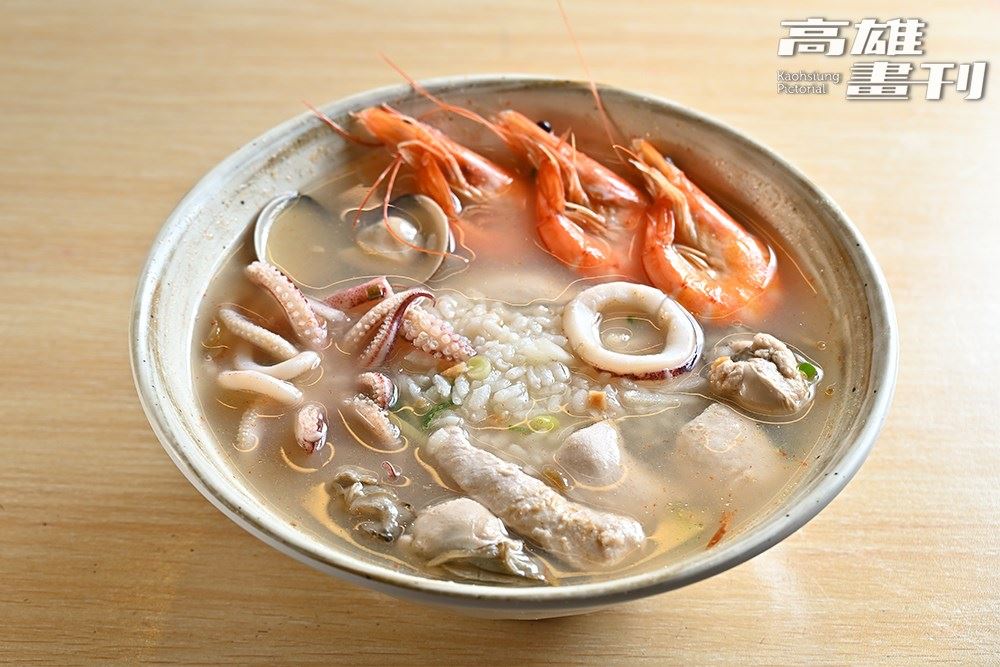 百元(小碗)海鮮飯湯、海鮮麵湯,料好實在,滿滿飽足感。(攝影/Carter)