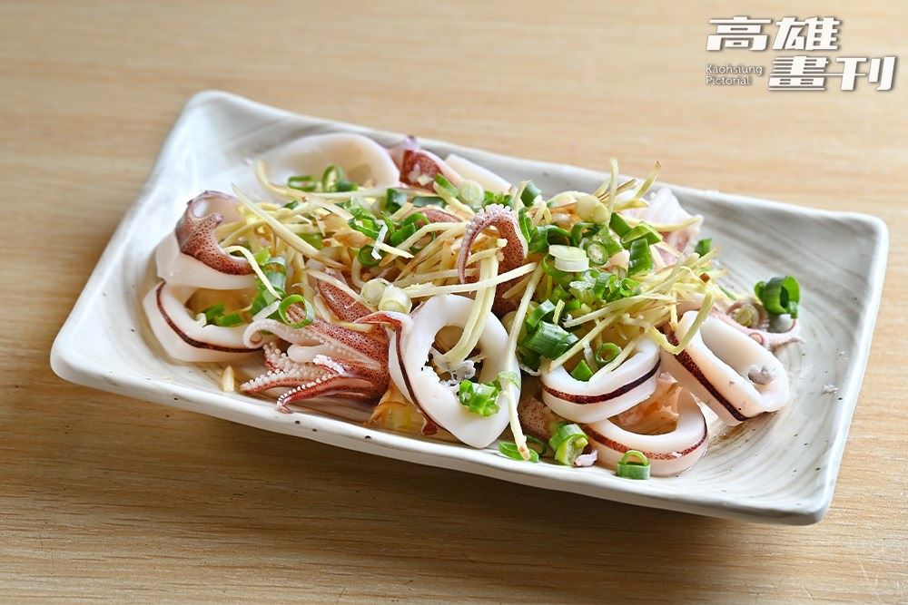 鮮蚵、小卷夠新鮮的話,只要清燙就美味至極,可以沾上老闆特製蒜蓉醬增添風味。(攝影/Carter)