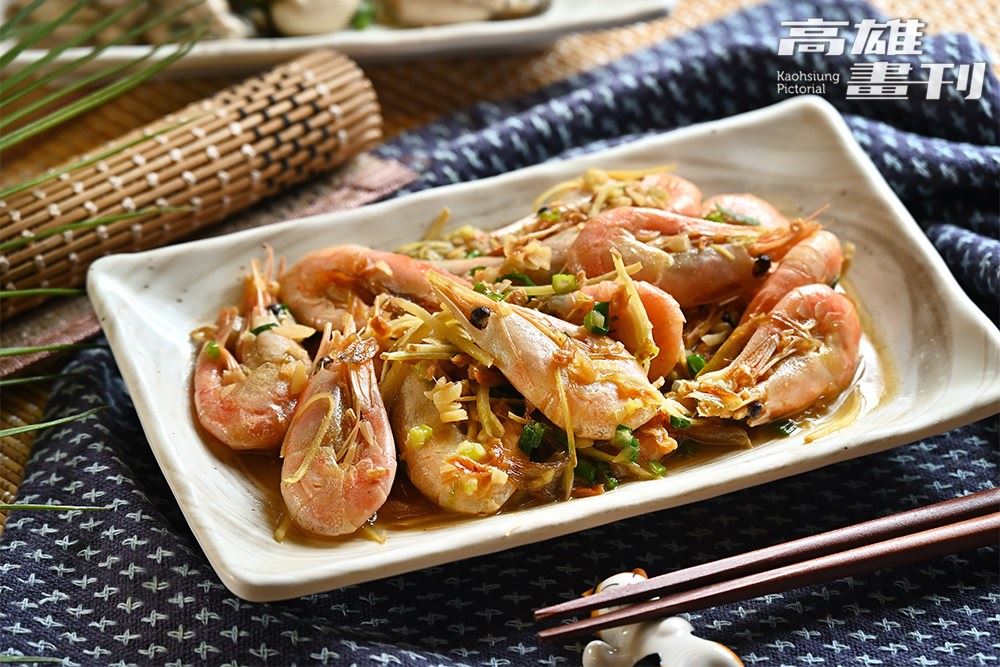 鹽蒸甜蝦在大火烹煮下快速起鍋,連鮮美湯汁都是海味精華。(攝影/Carter)