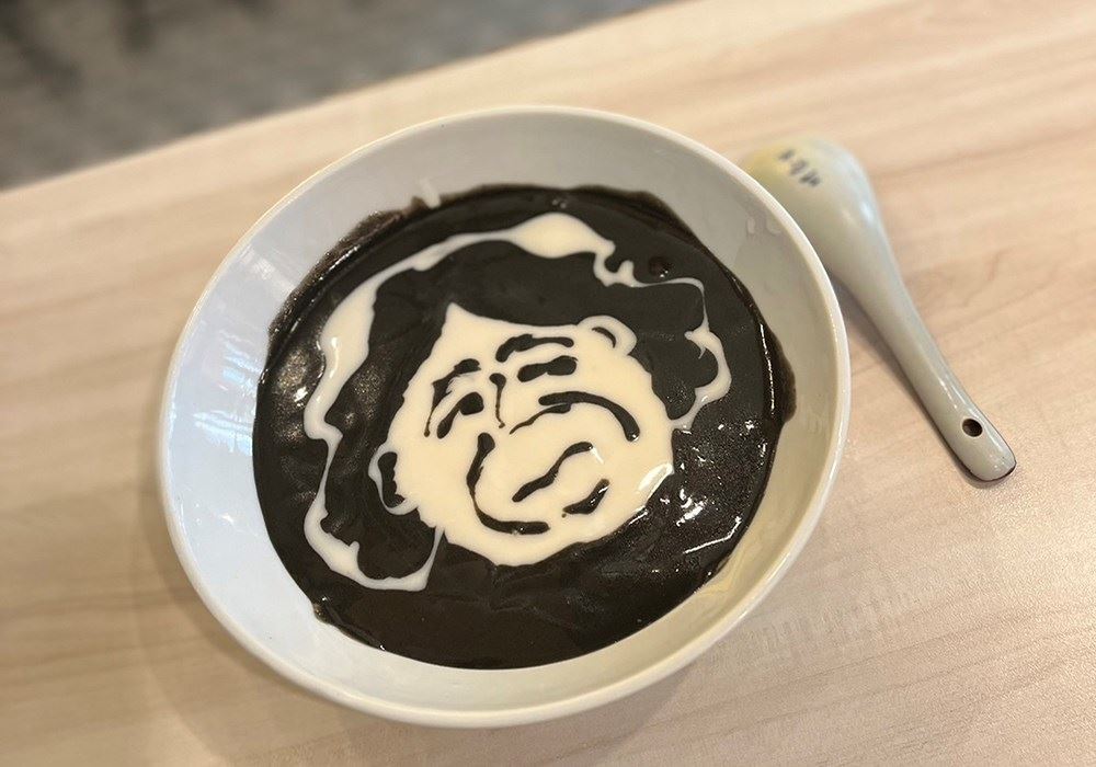 黑色芝麻糊融合白色杏仁糊,成了有趣的創意畫布,掀起一陣IG打卡熱。(圖片提供/九記鹽埕食糖水)