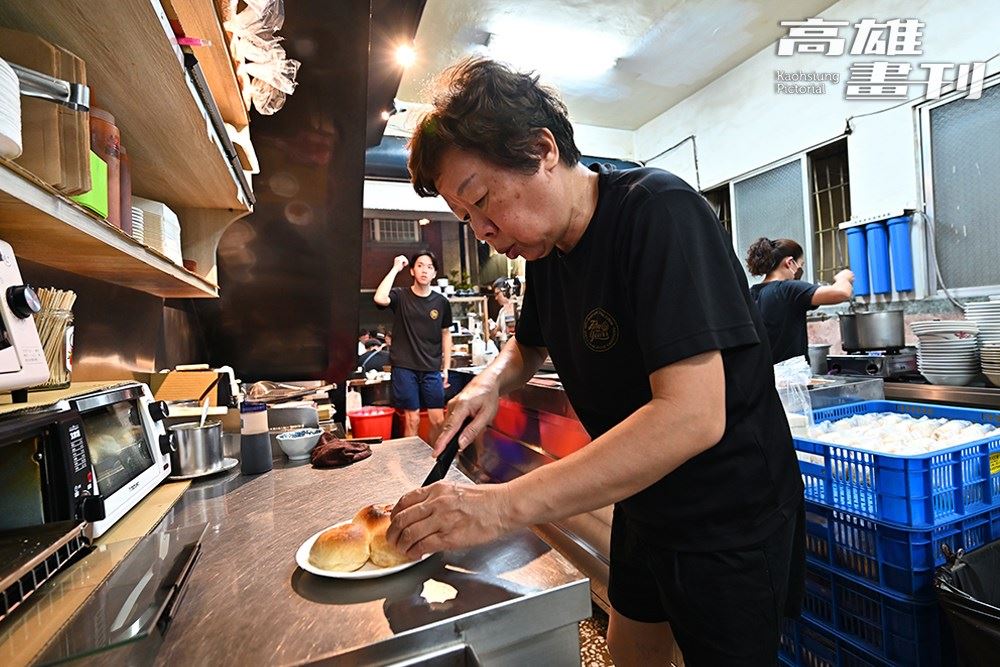 五十年杏仁茶不只是鹽埕區老店,更是以純正杏仁茶在國際舞臺發光發熱。(攝影/Carter)