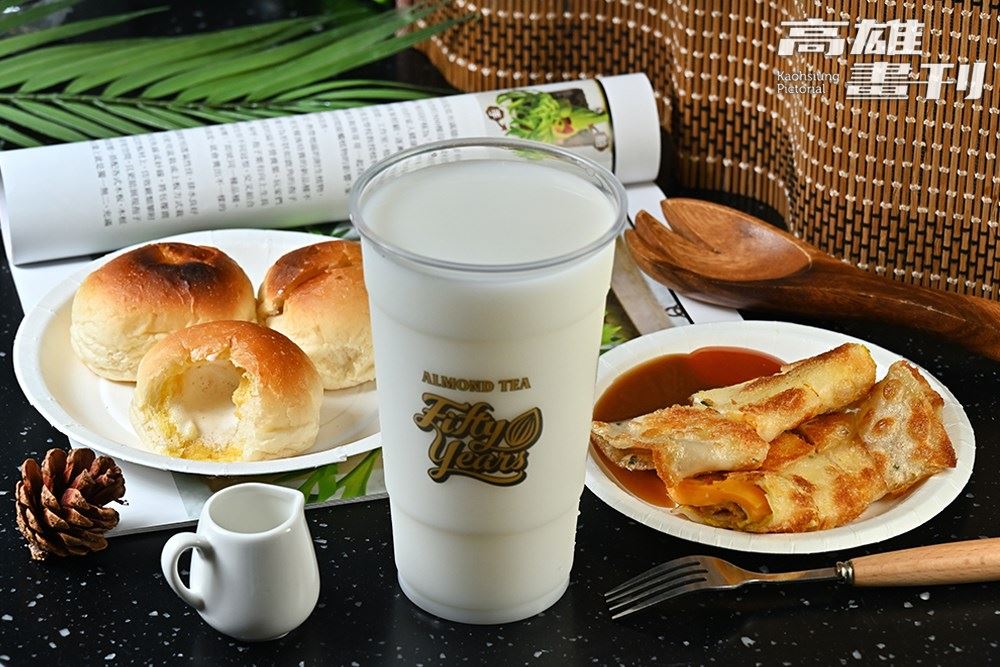 一杯暖心杏仁茶,搭配爆漿餐包、蛋餅等點心,讓人好滿足。(攝影/Carter)