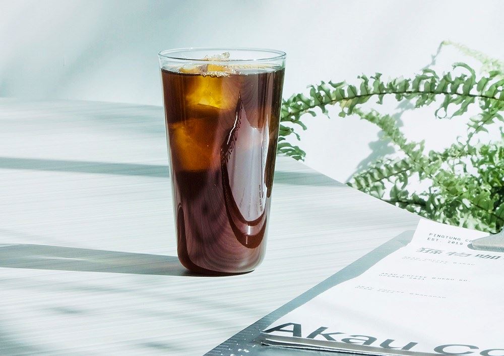 經營團隊擁有獨立的烘豆實驗所ACR,以獨特技術融合當地食材與風土,大膽探索咖啡風味。(圖片提供/Akau Coffee 猻物咖啡)