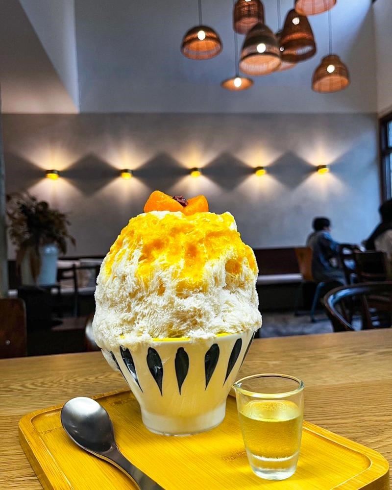 上圖:留白咖啡也供應手做蛋糕,美味又好拍。下圖:小島製冰主要販售日式刨冰。(圖片提供/留白咖啡_@ dingediehumag、小島製冰)