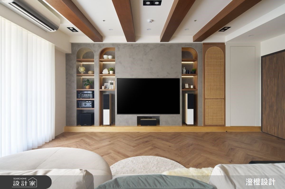 客廳圓弧的設計語彙,能讓原本灰調的基底更為柔和,增加溫馨、慵懶的居家氛圍。