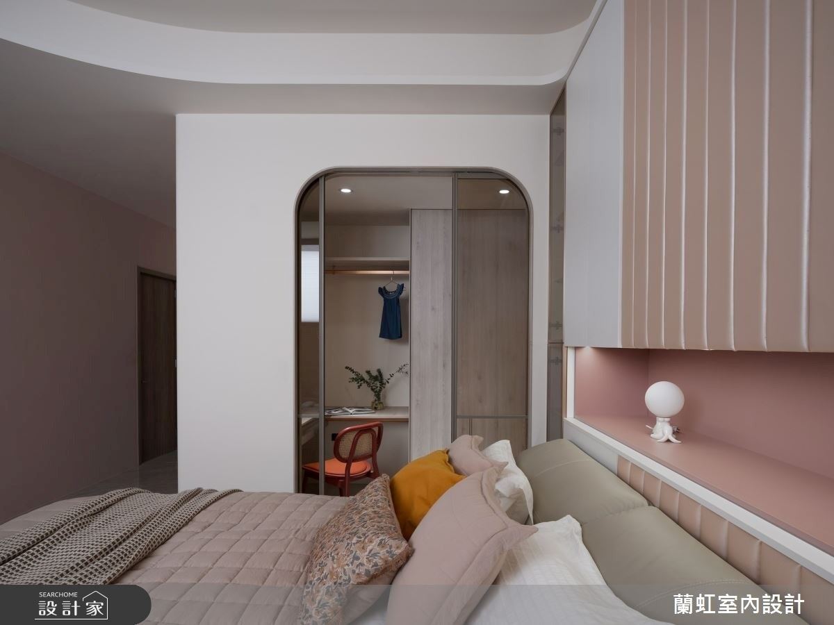 女孩房則以粉色調詮釋優雅活潑的氛圍,規劃獨立的更衣空間,提供充足的衣物收納空間。