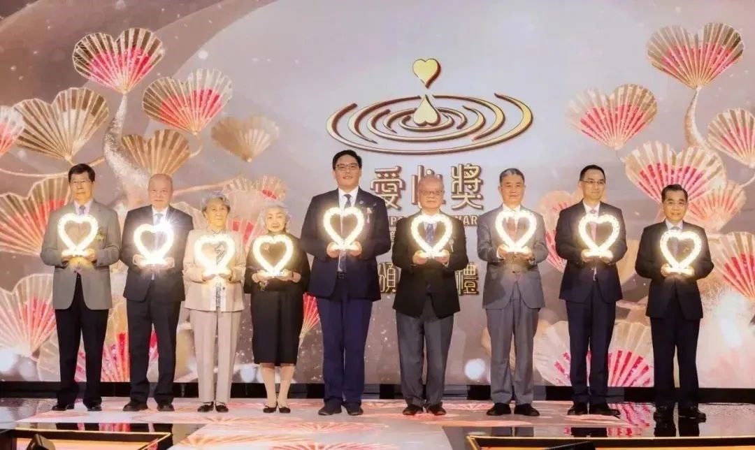 主持亮燈的主禮嘉賓(左起):唐怡源、盧邁、周秉德、梁愛詩、梁宏正、李焯芬、王振耀、徐威、王茂林