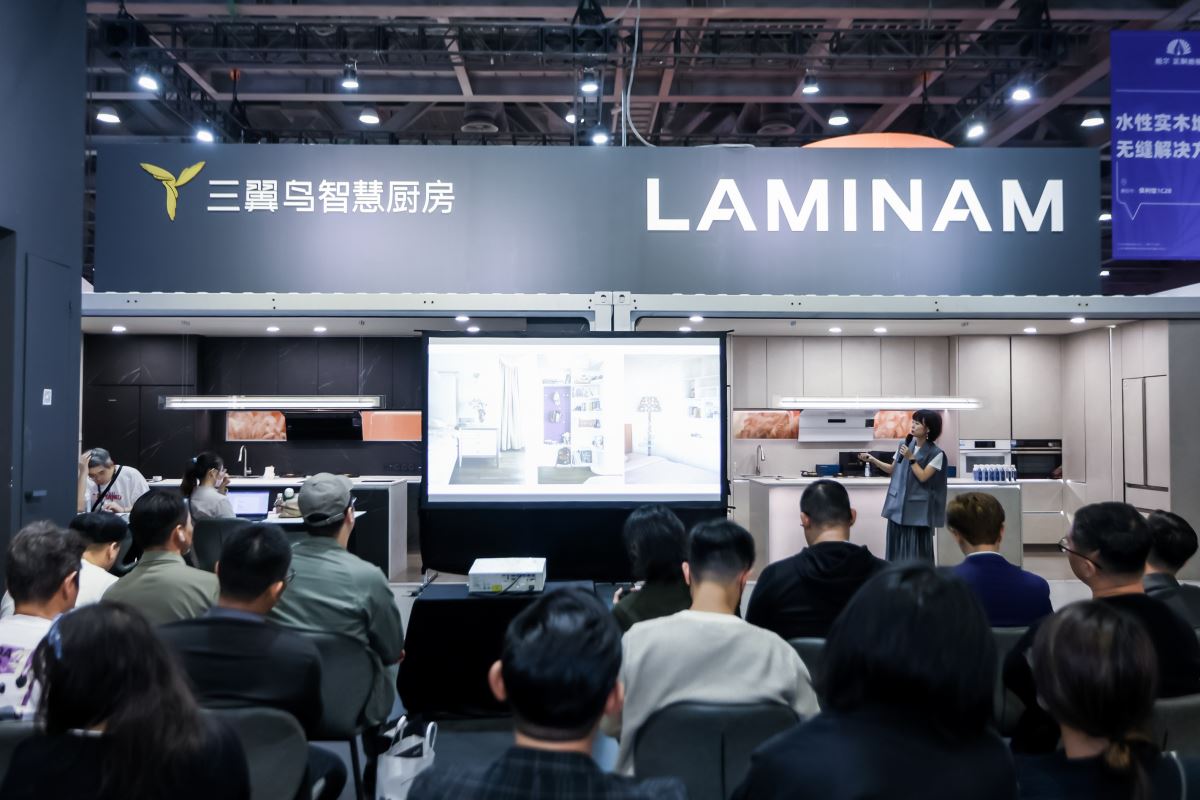 羊角角設計工作室創始人/設計總監 楊佼佼 以《擁抱溫度,回歸簡單,奔赴快樂》為主題發表演講。