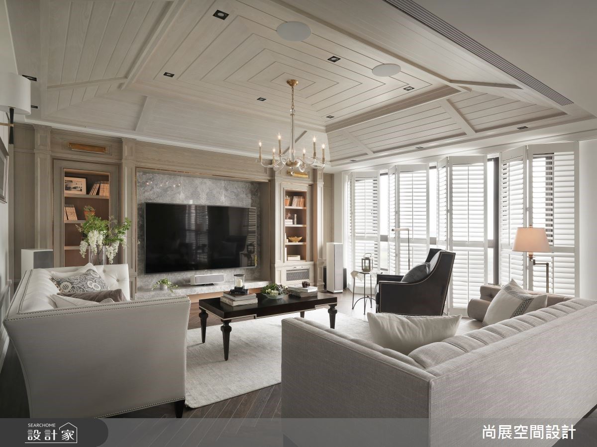 客廳天花板以美式木屋造型體現異國氛圍,圍塑休閒自在的空間氛圍。
