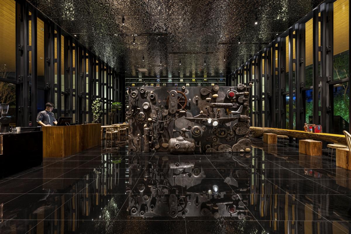 海洋工業裝置藝術成為行李借放區,頂部懸掛著潛水艇、工業和五金等元素,象徵著高雄作為一座港都城市。