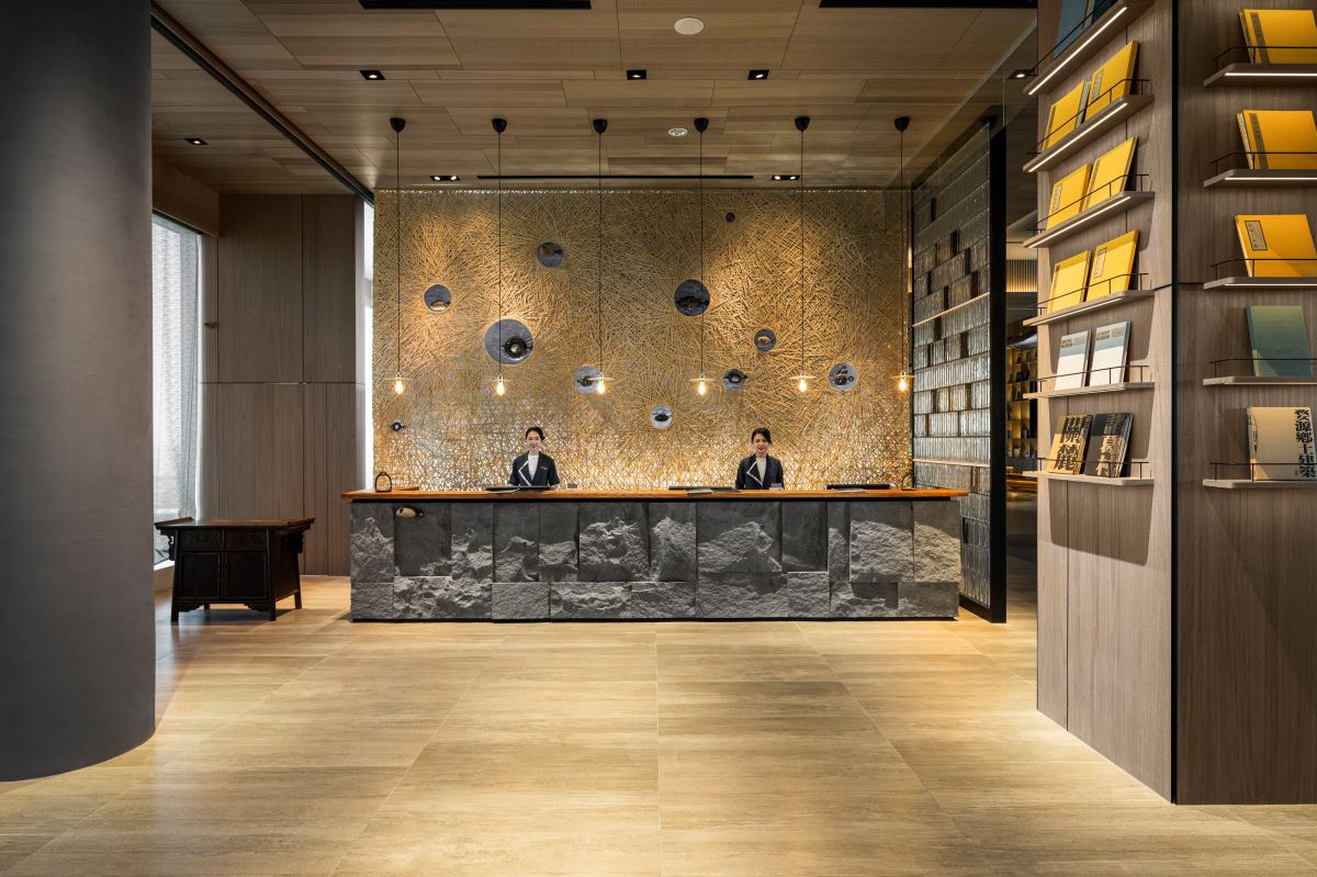 櫃台背後的刺竹編織牆設計,追溯到高雄的原名「打狗」,打狗原指平埔馬卡道族的「刺竹」。