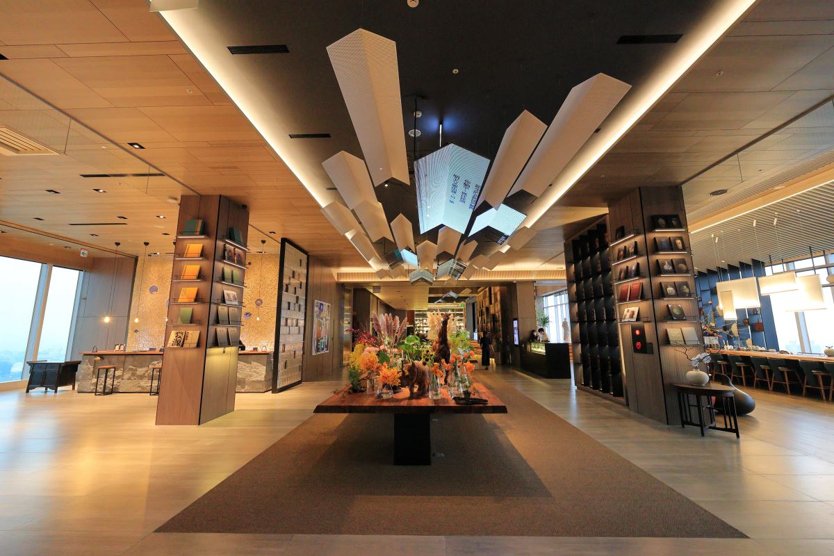 天花板上的 LED 裝置藝術投影著《港都之筆》這本書第 189 頁的內容,呼應酒店地址林森四路 189 號,蘊含著文字與高雄港都的精妙關係。