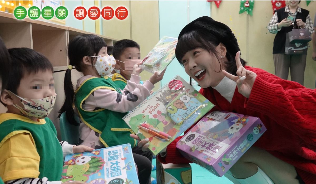 外型甜美的歐德愛心大使籃籃，用笑容融化孩子的心，孩子們開心拆玩禮物，還不斷跟籃籃撒嬌。