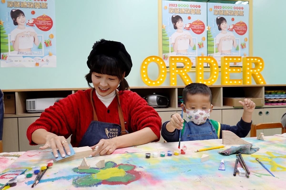 木作森活老師和籃籃，陪孩子體驗彩繪「森活小鳥」，畫出專屬自己的木藝作品。