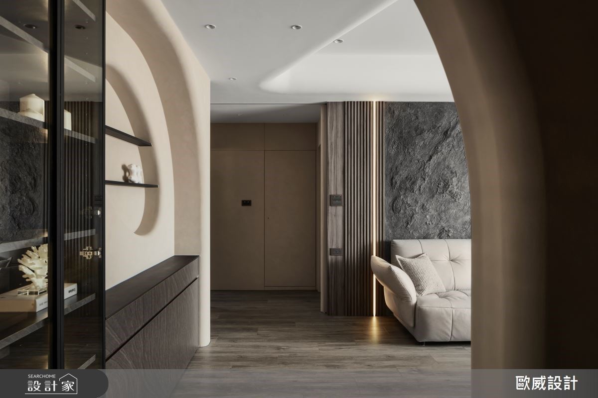 弧型線條,修飾樑柱與低矮天花。