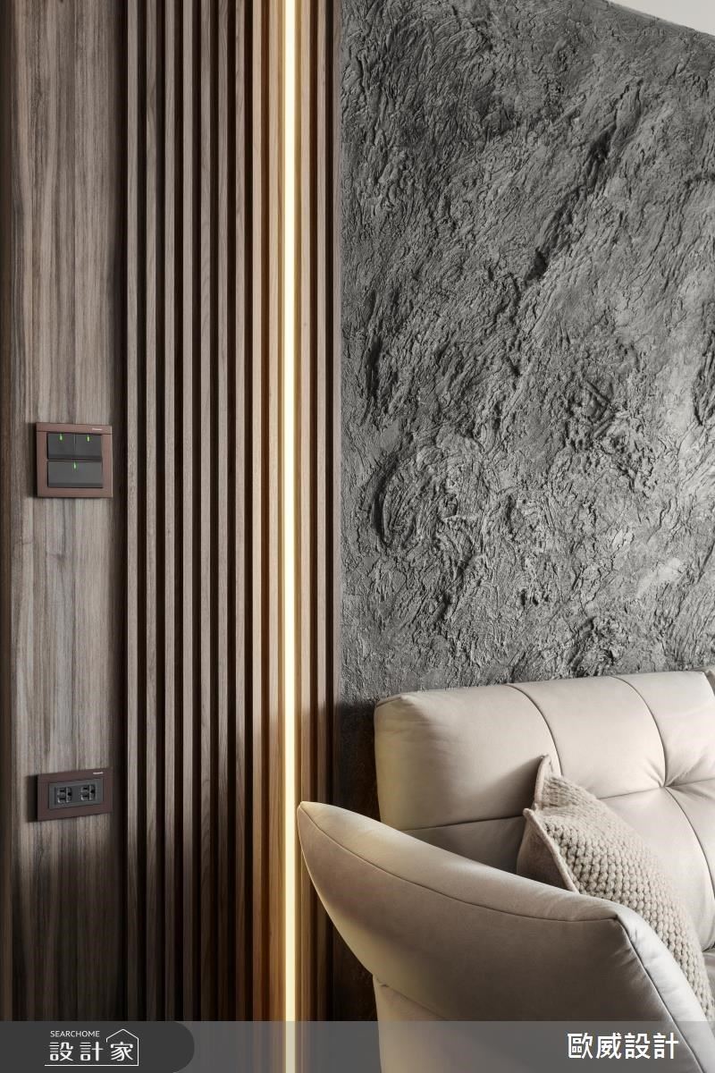 沙發背牆使用義大利藝術塗料,層層疊加,營造群山高低起伏的大自然景象。