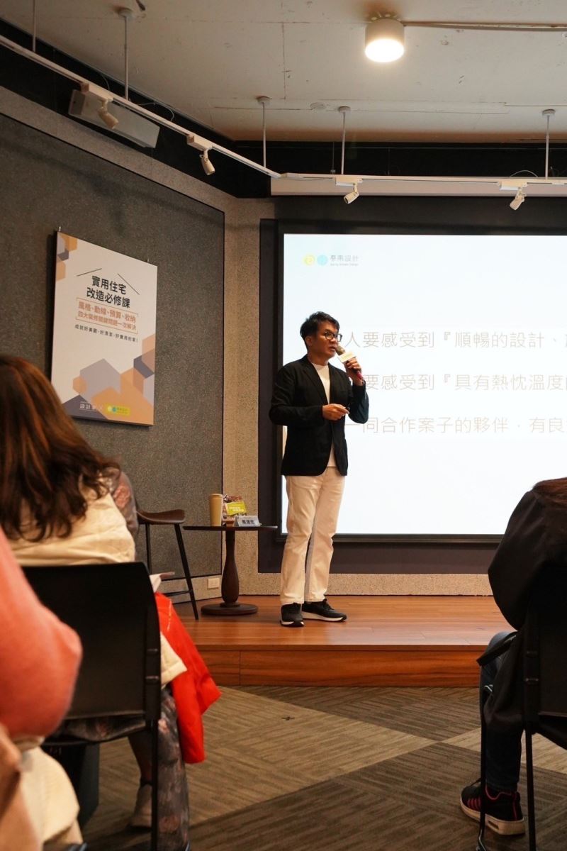 建志設計師正在闡述春雨團隊分工細緻,提供有溫度的服務