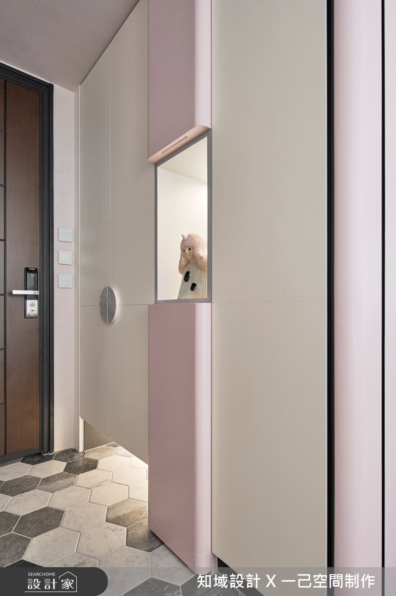 玄關設計粉白配色的鞋櫃,提供展示檯面,讓空間不過於壓迫,同時也滿足屋主的收納習慣。