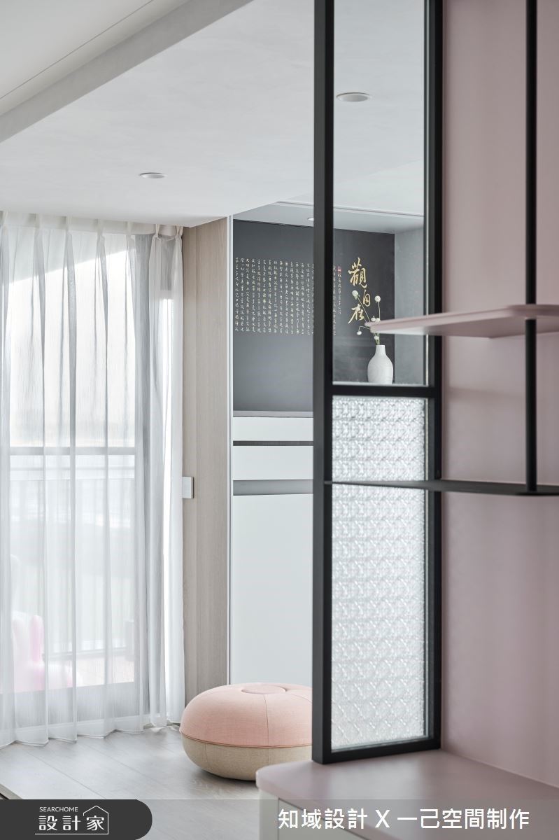 設計師融合屋主喜愛的眷村玻璃窗花元素,中和大面積的粉色,製造層次感。