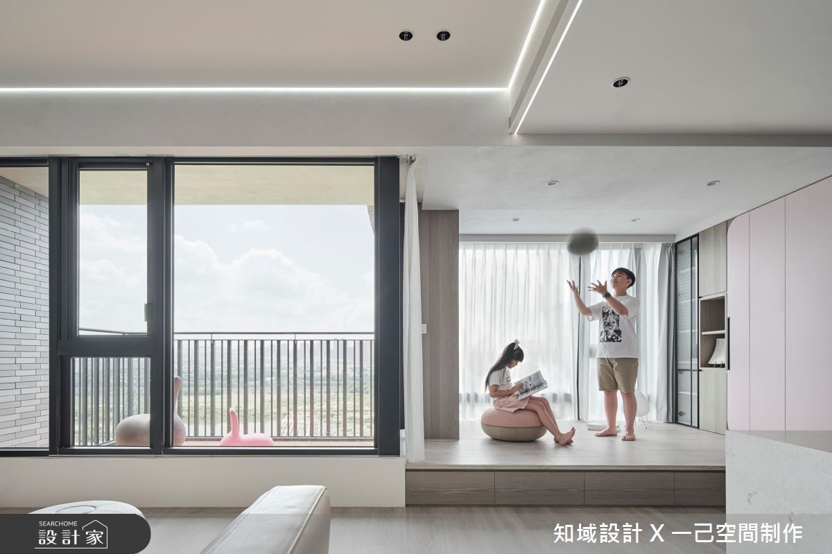 為了突顯連續窗景,設計休憩平台給予屋主一個彈性的賞景處;架高地板容納收納抽屜,不浪費坪效。