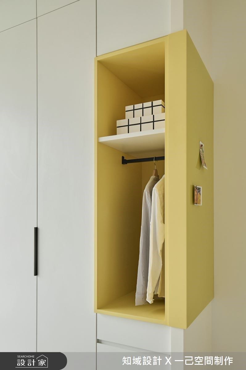 兒子房清爽的黃色襯托兒子的活潑個性,同時設計磁性烤漆玻璃,展示親自繪製的繪畫作品。