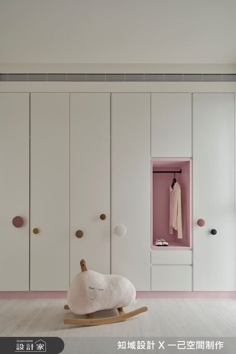 女兒房以粉桃色為主題設計鈕扣圓形造型,為空間點綴俏皮稚嫩的童趣氣息。