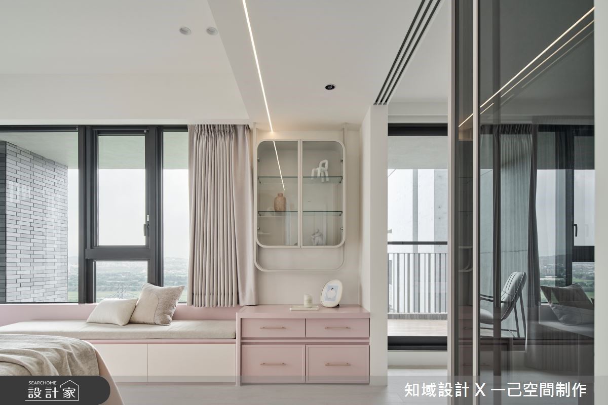 展示玻璃櫃利用圓弧造型修飾銳利櫃體邊緣,既符合注重安全性的原則,也提升空間的質感。