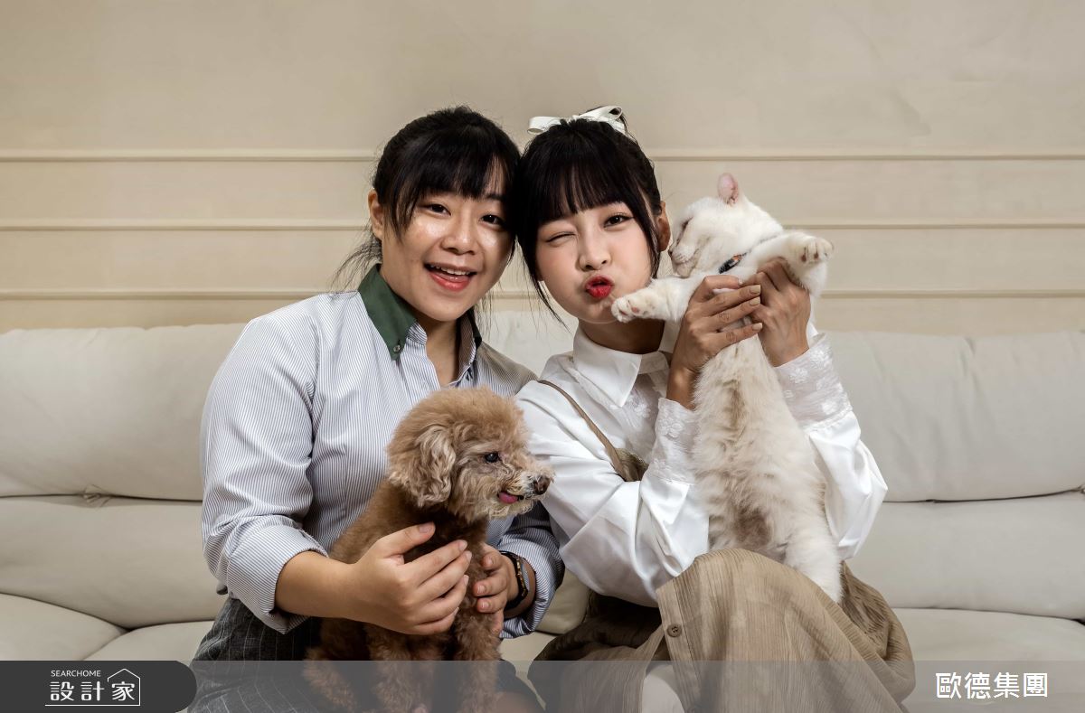 「樂天女孩」籃籃(右)委由優渥設計師周亭如(左)量身訂製北歐風居宅，超完美收納術讓籃籃直呼「東西再多也不怕」。