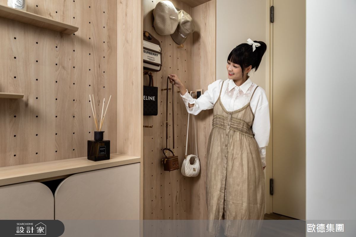 步入主臥走道區，是籃籃最愛的收納小天地，優渥設計利用過道空間設置上下收納櫃、圓弧設計、造型洞洞板、機能美感兼具。
