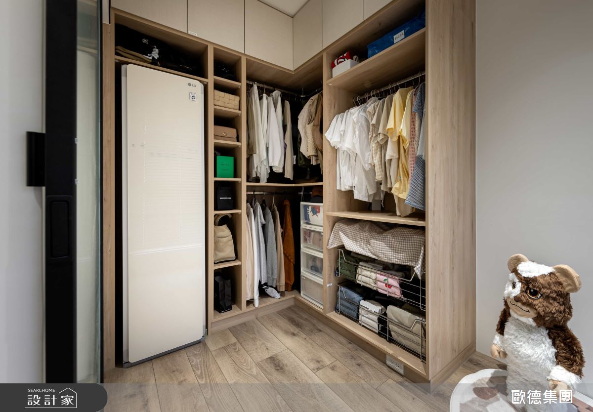 1.5 坪更衣室，優渥設計 L 型轉角衣櫃，畸零空間不浪費，量身訂製嵌入電子衣櫥、無門片設計，讓籃籃更衣有效率，讓她大呼「好讚」!