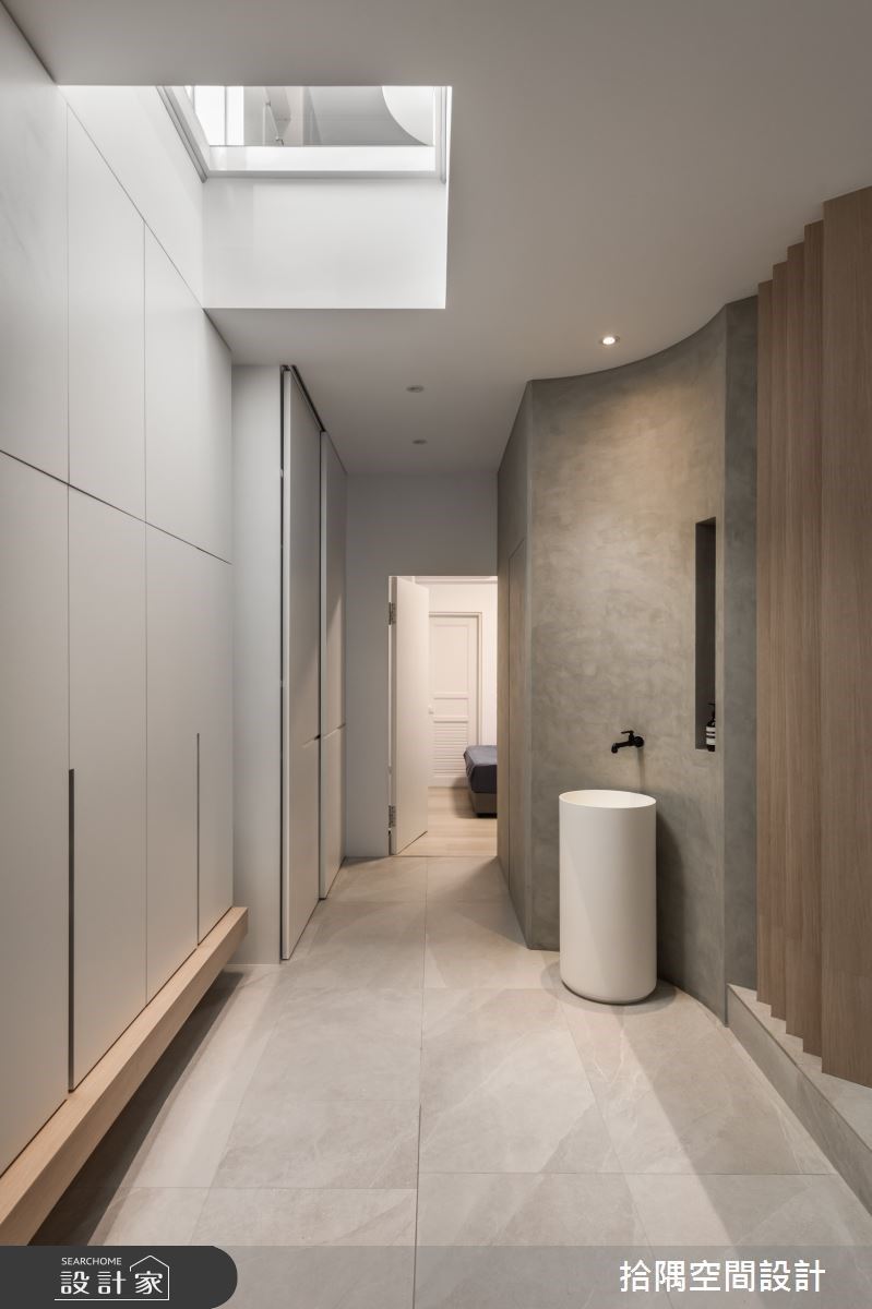 一樓玄關規劃洗手台,方便小朋友回家時洗手清潔。