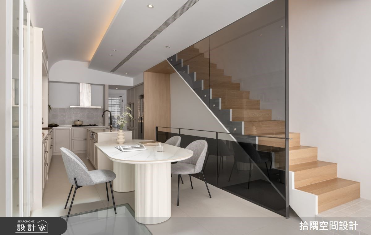 餐廳配置中島,方便備料和親子活動,並在後方區域規劃完整的電器收納與冰箱,形成便捷的進出動線。