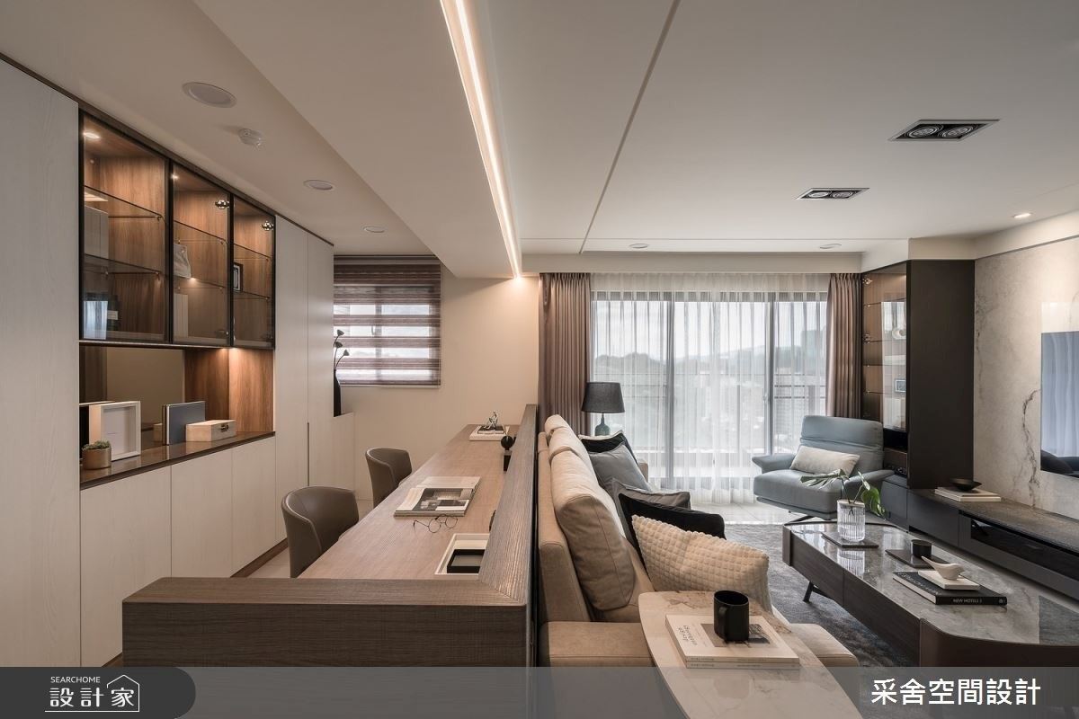 客廳後方運用矮牆區分成書房空間,規劃大檯面的書桌,增加展示櫃可以擺滿收藏品,滿足長期須與國外聯繫的務公需求