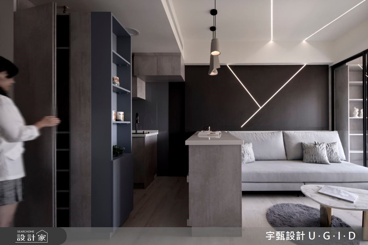 設計師將入門口規劃開放的玄關空間,設計頂天的收納鞋櫃,為屋主爭取最大的收納量。