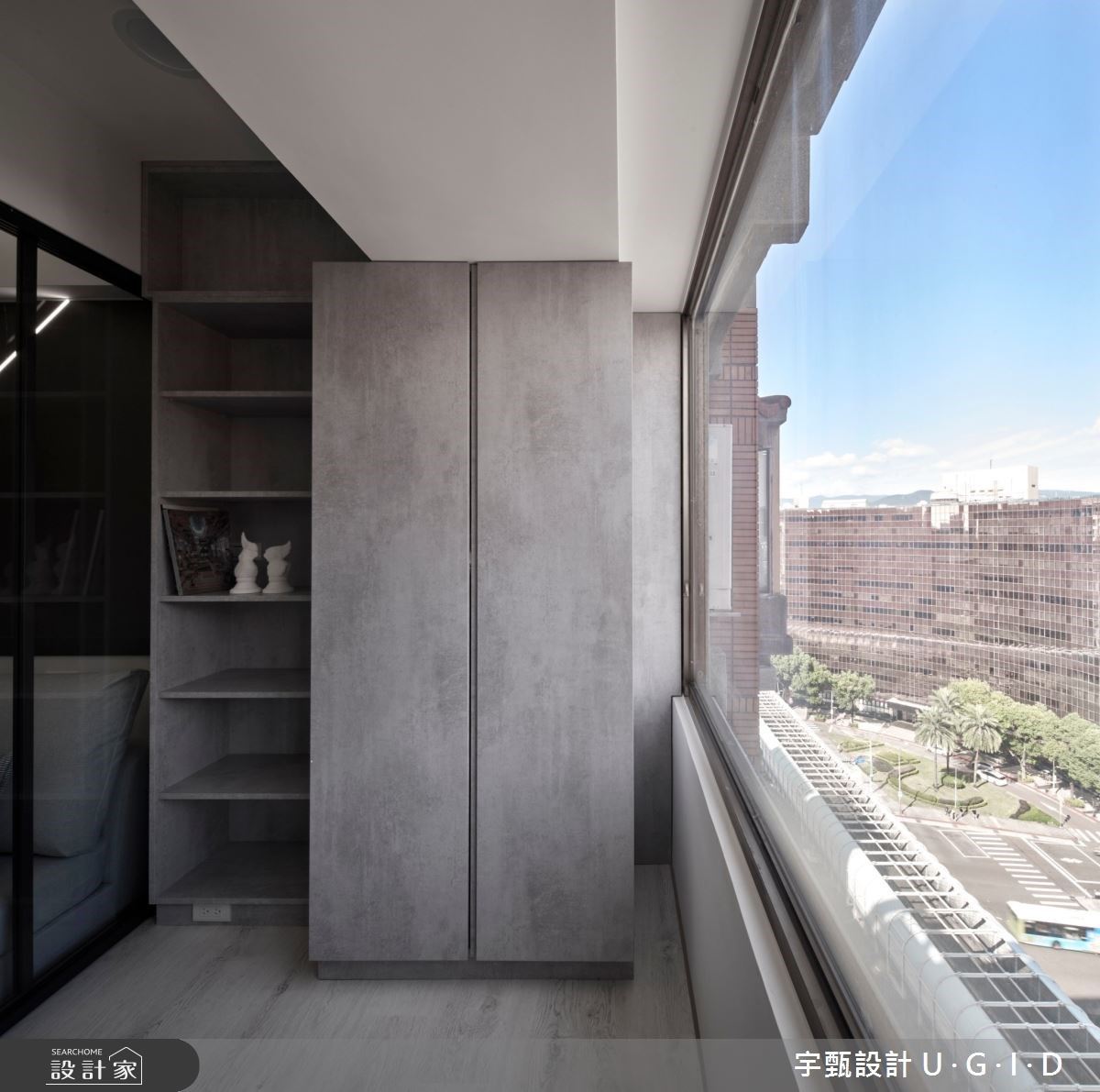 在書房的樑柱下方,設置開放式的書櫃在書房區,一旁上方畸零角落,也透過櫃面的設計補足收納需求。
