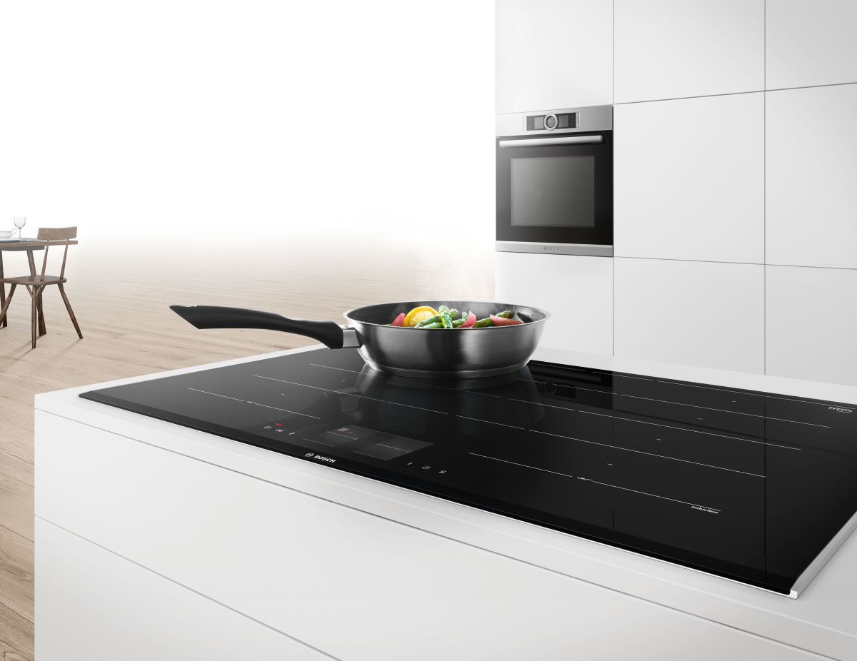 BOSCH Flex IH 智慧感應爐(PXY875KW1E),透過「17 段火力控制」精準控溫,便能烹煮出魚肉完美金黃色澤;煎魚同時還能利用「FlexZone 彈性烹調區」多工進行,調製最重要的糖醋佐料