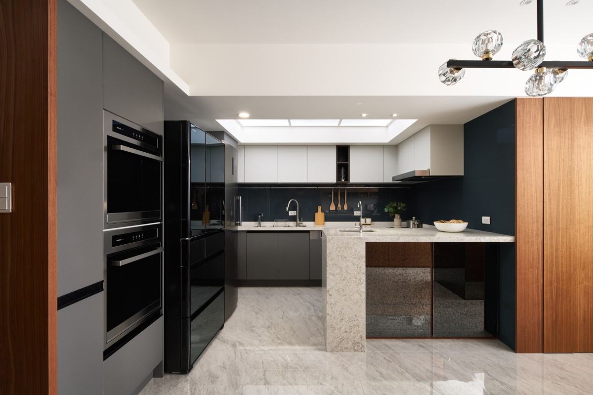 SAKURA KITCHEN 將老屋的封閉式廚房,重新改造成擁有中島的開放式廚房設計。