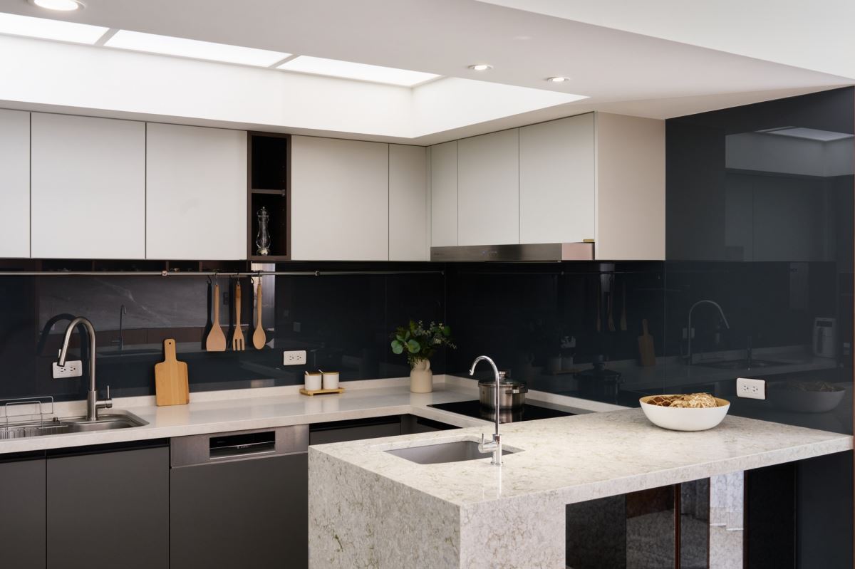 SAKURA KITCHEN 精選絲絨門板、獨家石英石檯面,材質便於清潔又有高質感。