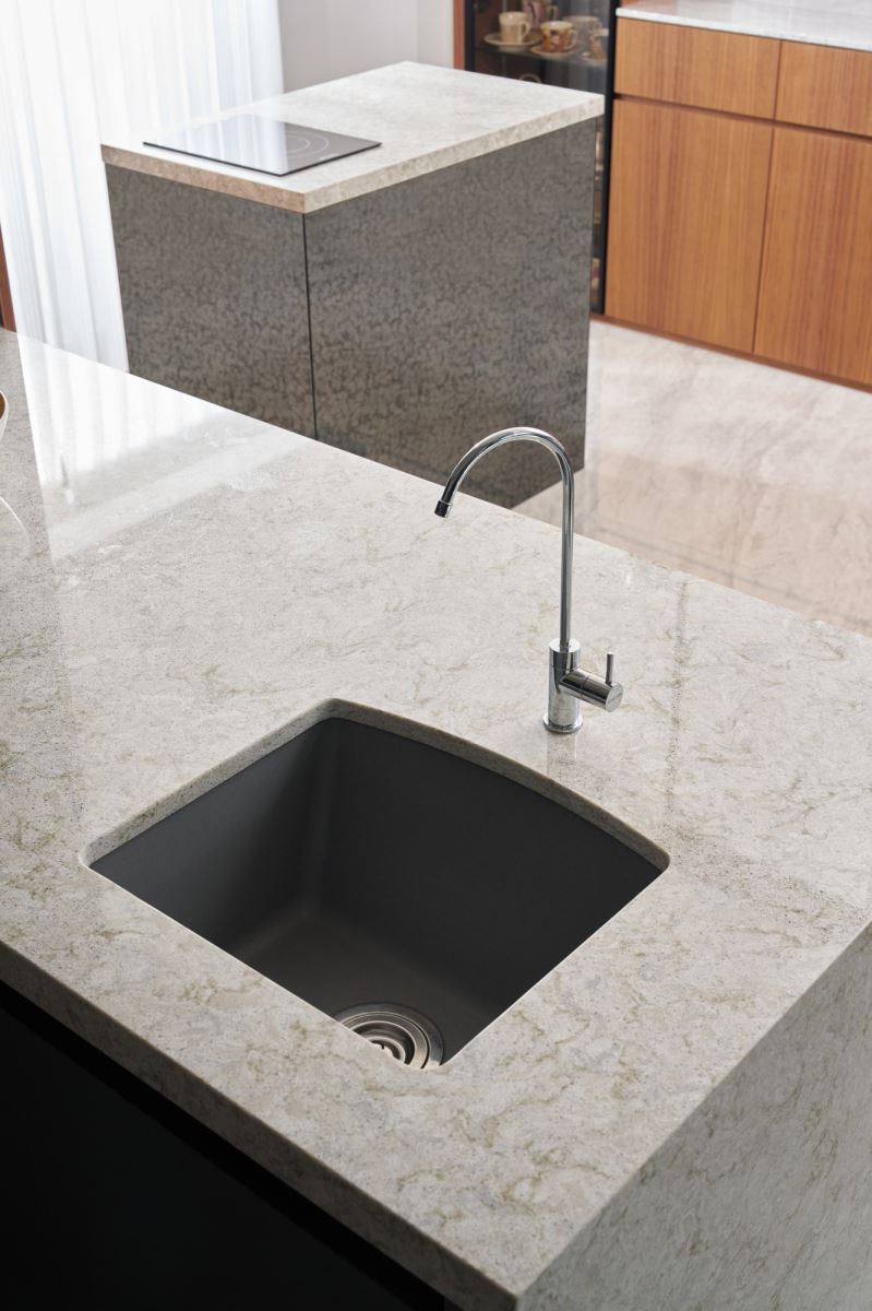 進口花崗岩水槽,材質表面耐磨防刮、抗菌、不易留水漬,跟獨家櫻花石英石檯面又十分契合。