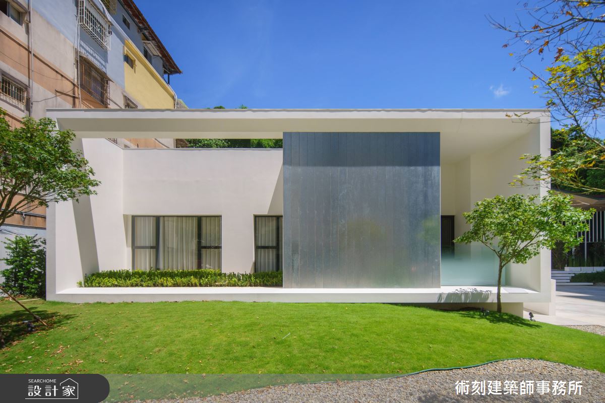 座落於「山雲間的茶席雅會」旁,樣品屋如一只帶有落地玻璃的盒子般輕巧安放。