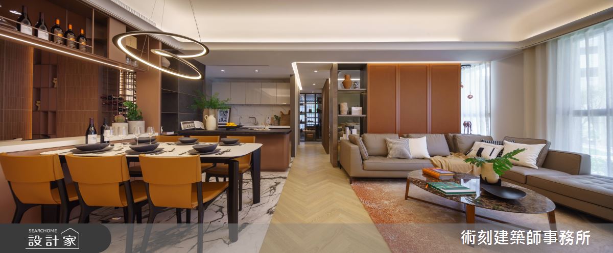 術刻建築師事務所透過落地玻璃、可伸縮式格柵,創造出通透開闊的視覺感。